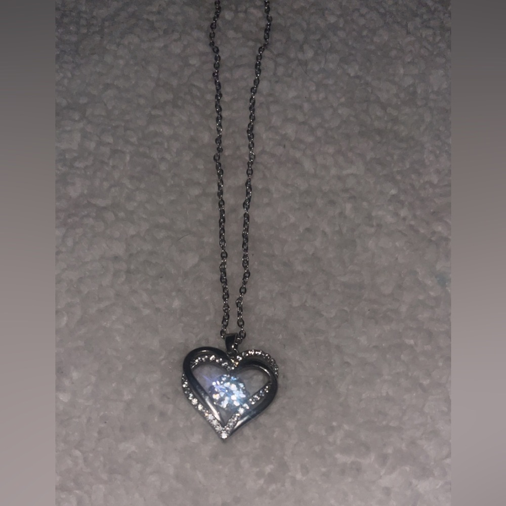 i’m selling this beautiful necklace real silver & real diamond.